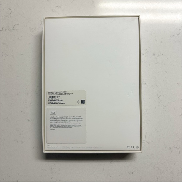 iPad Air 1st Gen 📱 16GB Wi-Fi + Box, Adapter, & Bonus Case – Good Condition! - Picture 6 of 11